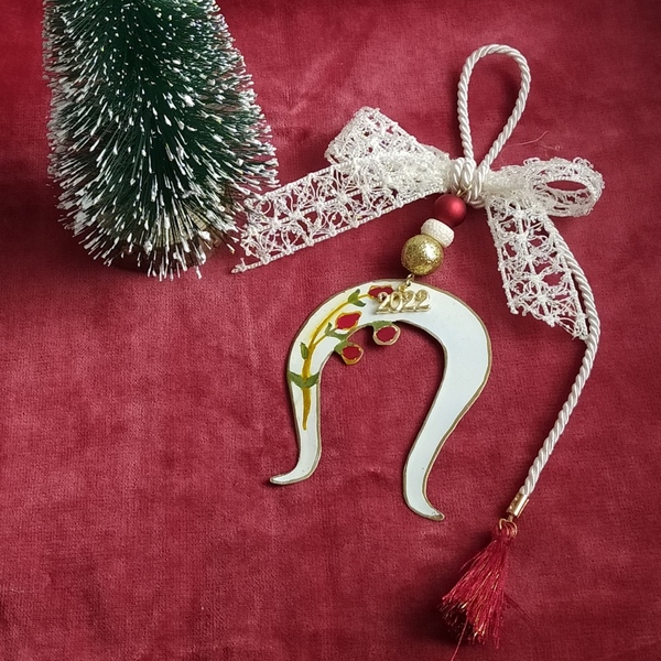 Γούρι με χειροποίητο πέταλο από ορείχαλκο και λευκό σμάλτο ζωγραφισμένο στο χέρι. - μέταλλο, χριστουγεννιάτικα δώρα, γούρια - 2