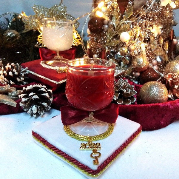 Γούρι 2024 αρωματικό κερί σε λευκή βελουτέ βάση 9*9*9cm - βελούδο, κερί, αρωματικό, χριστούγεννα, γούρια - 3