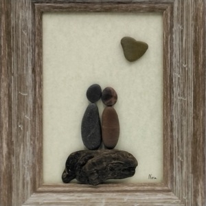 Κάδρο ξύλινο με παράσταση από βότσαλα, loving couple (20×25cm) - ξύλο, δώρα γάμου, δώρα επετείου, διακοσμητικά, αγ. βαλεντίνου - 2
