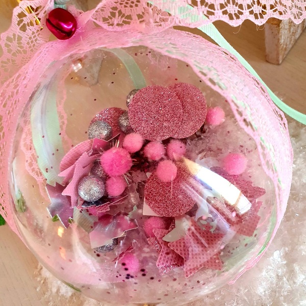 Χριστουγεννιάτικη μπάλα διάφανη χειροποίητη ροζ 10εκ. - plexi glass, κουκουνάρι, χριστουγεννιάτικα δώρα, στολίδια, μπάλες - 4
