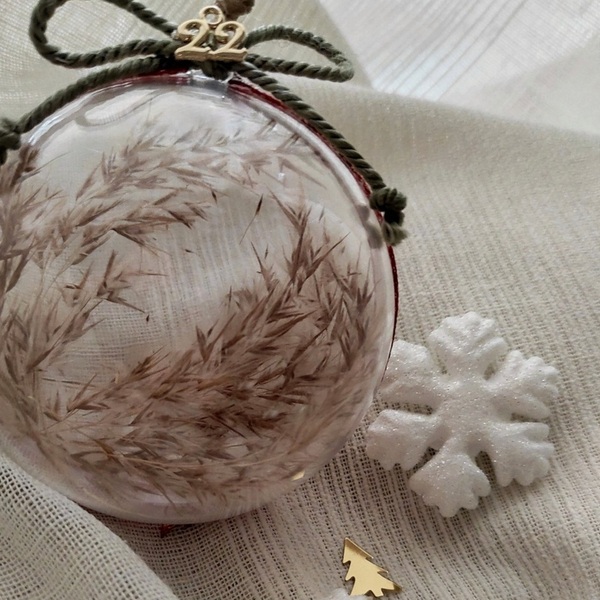 Χριστουγεννιάτικη χειροποίητη διάφανη μπάλα με αποξηραμένα λουλούδια - γούρια, μπάλες