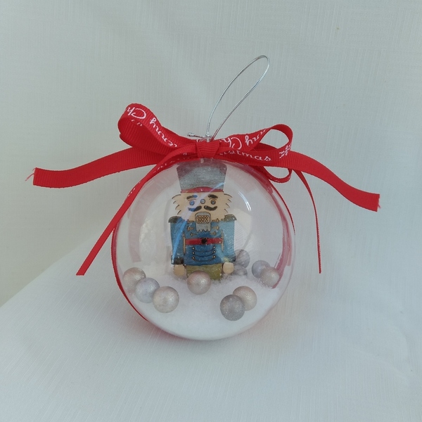 Χριστουγεννιάτικη Plexi Μπάλα με ξύλινο Καρυοθραύστη 8cm (1) - ξύλο, plexi glass, στολίδια, μπάλες - 2