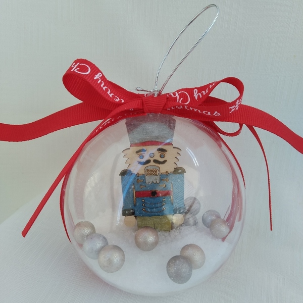 Χριστουγεννιάτικη Plexi Μπάλα με ξύλινο Καρυοθραύστη 8cm (1) - ξύλο, plexi glass, στολίδια, μπάλες