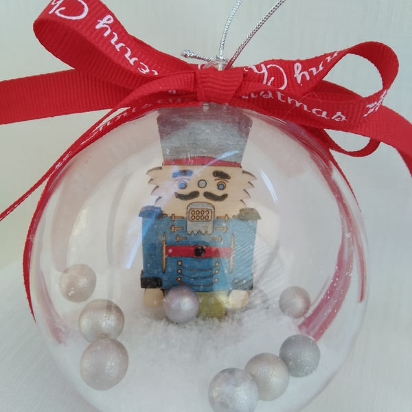 Χριστουγεννιάτικη Plexi Μπάλα με ξύλινο Καρυοθραύστη 8cm (1) - ξύλο, plexi glass, στολίδια, μπάλες - 3