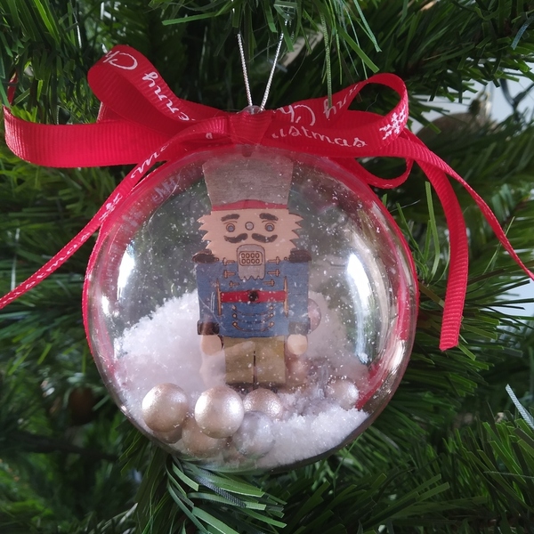 Χριστουγεννιάτικη Plexi Μπάλα με ξύλινο Καρυοθραύστη 8cm (1) - ξύλο, plexi glass, στολίδια, μπάλες - 4