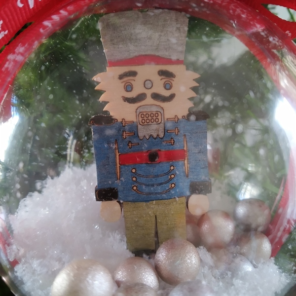 Χριστουγεννιάτικη Plexi Μπάλα με ξύλινο Καρυοθραύστη 8cm (1) - ξύλο, plexi glass, στολίδια, μπάλες - 5