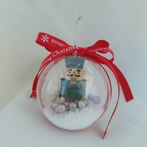 Χριστουγεννιάτικη Plexi Μπάλα με ξύλινο Καρυοθραύστη 8cm (3) - ξύλο, plexi glass, στολίδια, μπάλες - 2