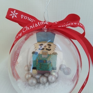 Χριστουγεννιάτικη Plexi Μπάλα με ξύλινο Καρυοθραύστη 8cm (3) - ξύλο, plexi glass, στολίδια, μπάλες - 3