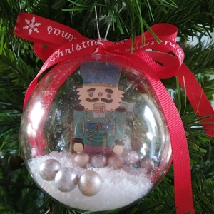 Χριστουγεννιάτικη Plexi Μπάλα με ξύλινο Καρυοθραύστη 8cm (3) - ξύλο, plexi glass, στολίδια, μπάλες - 4