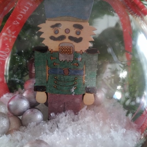 Χριστουγεννιάτικη Plexi Μπάλα με ξύλινο Καρυοθραύστη 8cm (3) - ξύλο, plexi glass, στολίδια, μπάλες - 5