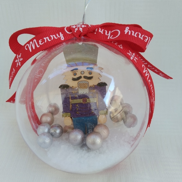 Χριστουγεννιάτικη Plexi Μπάλα με ξύλινο Καρυοθραύστη 8cm (4) - ξύλο, plexi glass, στολίδια, μπάλες