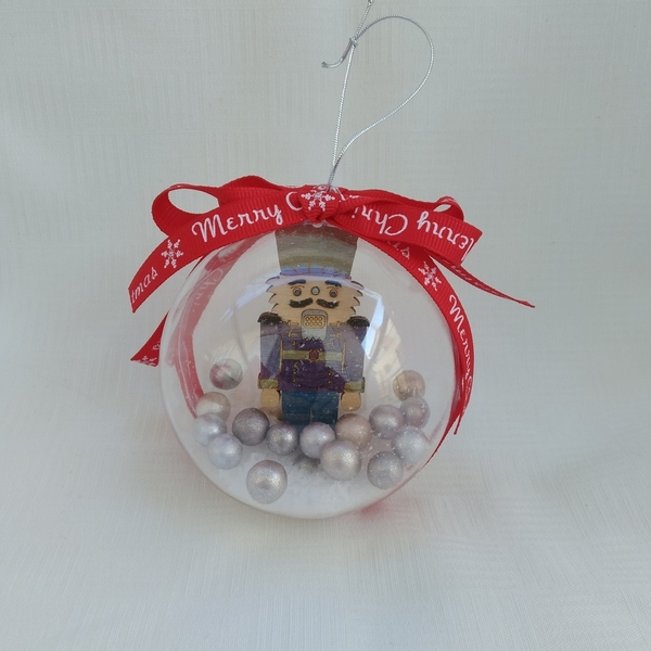 Χριστουγεννιάτικη Plexi Μπάλα με ξύλινο Καρυοθραύστη 8cm (4) - ξύλο, plexi glass, στολίδια, μπάλες - 2