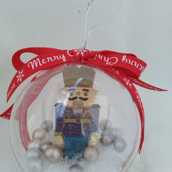 Χριστουγεννιάτικη Plexi Μπάλα με ξύλινο Καρυοθραύστη 8cm (4) - ξύλο, plexi glass, στολίδια, μπάλες - 3