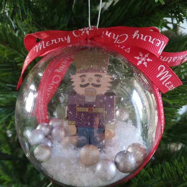 Χριστουγεννιάτικη Plexi Μπάλα με ξύλινο Καρυοθραύστη 8cm (4) - ξύλο, plexi glass, στολίδια, μπάλες - 4