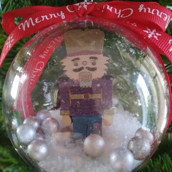 Χριστουγεννιάτικη Plexi Μπάλα με ξύλινο Καρυοθραύστη 8cm (4) - ξύλο, plexi glass, στολίδια, μπάλες - 5