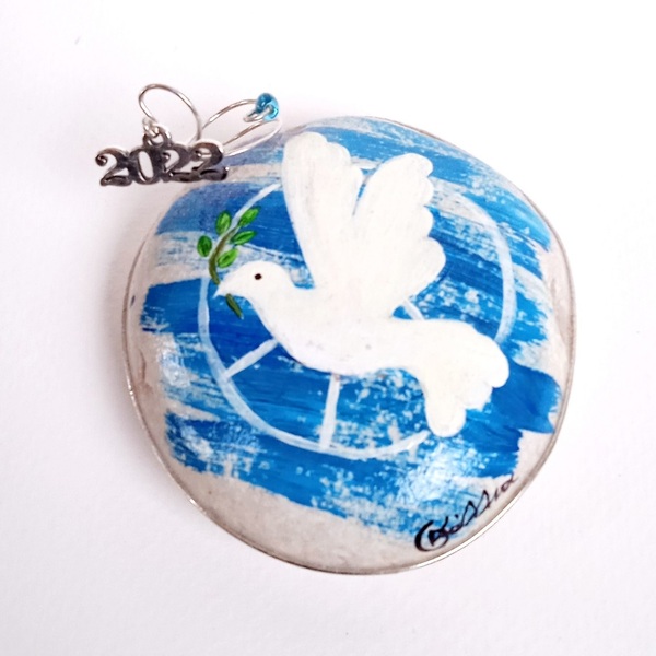 Ζωγραφισμένη πέτρα-γούρι, με λευκό περιστέρι, σύμβολο ειρήνης. - πέτρα, χριστουγεννιάτικα δώρα, γούρια - 2