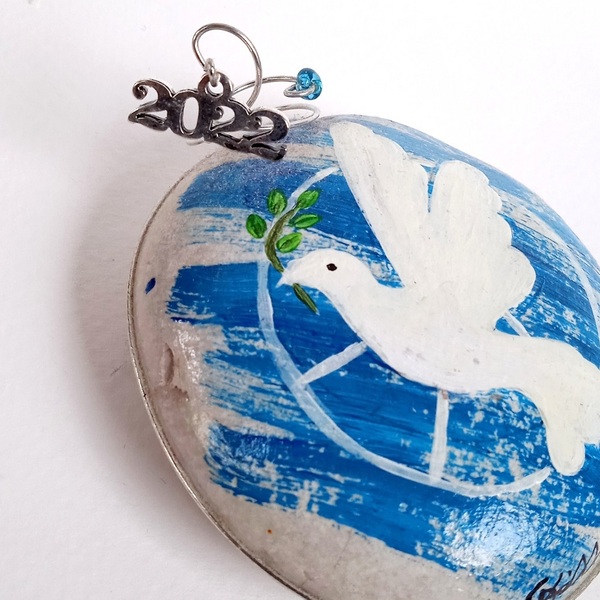 Ζωγραφισμένη πέτρα-γούρι, με λευκό περιστέρι, σύμβολο ειρήνης. - πέτρα, χριστουγεννιάτικα δώρα, γούρια - 3