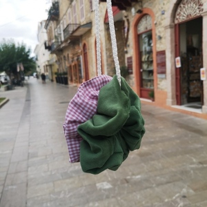 Σετ από δύο scrunchies λαστιχάκια μαλλιών κοκκαλακια καρό και πράσινο βελούδινο χριστουγεννιατικα 2 τμχ medium size. - βελούδο, χριστουγεννιάτικο, δώρα για γυναίκες, λαστιχάκια μαλλιών - 2