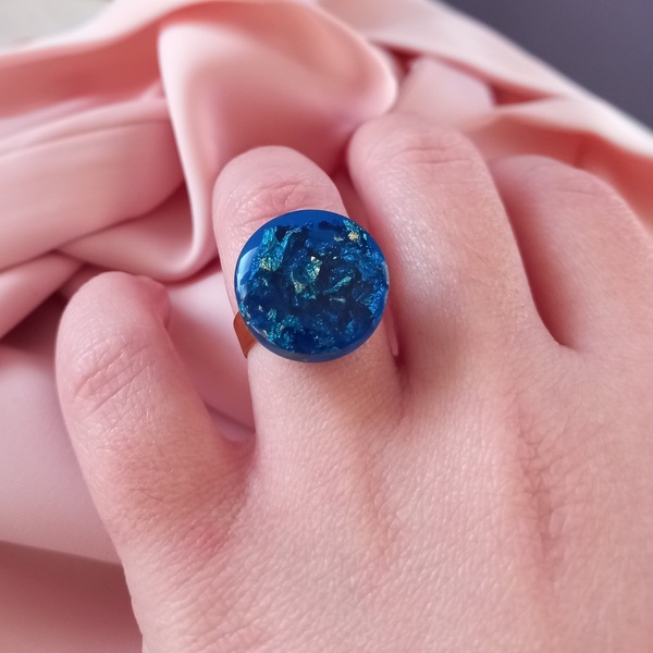 Δαχτυλίδι από υγρό γυαλί μπλε με φυλλα χρυσού. - γυαλί, γεωμετρικά σχέδια, ατσάλι, μεγάλα, αυξομειούμενα - 2