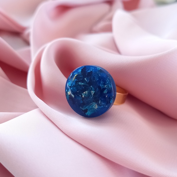 Δαχτυλίδι από υγρό γυαλί μπλε με φυλλα χρυσού. - γυαλί, γεωμετρικά σχέδια, ατσάλι, μεγάλα, αυξομειούμενα
