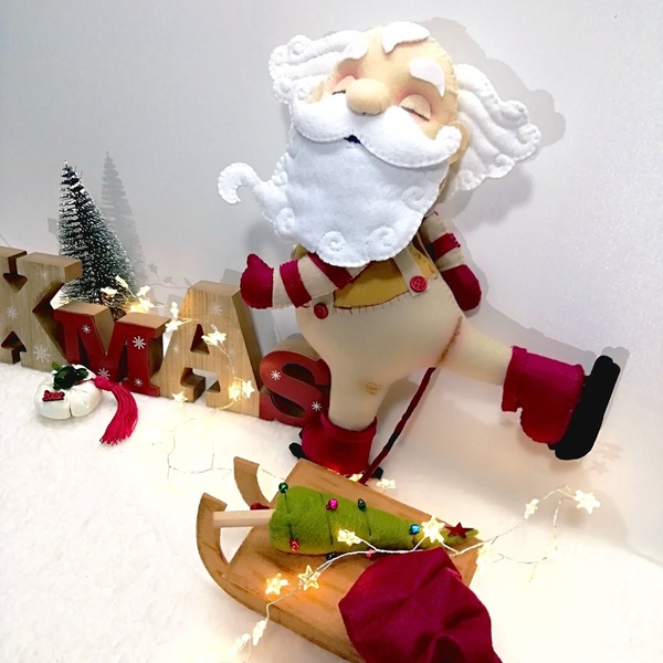 Άγιος Βασίλης έρχεται, μεγάλη vintage χειροποίητη κούκλα 37 εκατοστά από τσόχα, με έλκηθρο, δέντρο και σκούφο - ύφασμα, vintage, διακοσμητικά, χριστουγεννιάτικα δώρα, άγιος βασίλης - 2