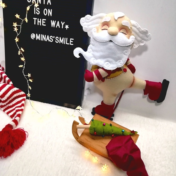 Άγιος Βασίλης έρχεται, μεγάλη vintage χειροποίητη κούκλα 37 εκατοστά από τσόχα, με έλκηθρο, δέντρο και σκούφο - ύφασμα, vintage, διακοσμητικά, χριστουγεννιάτικα δώρα, άγιος βασίλης - 3