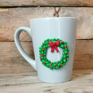 Χριστουγεννιάτικη Χειροποίητη τρισδιάστατη κούπα με πολυμερικό πηλό σχέδιο Στεφάνι - πηλός, χριστουγεννιάτικα δώρα, κούπες & φλυτζάνια, είδη κουζίνας - 5
