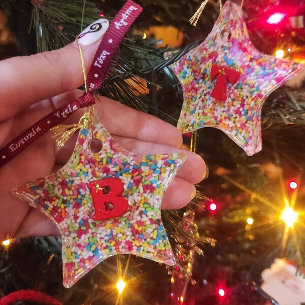 Χειροποίητο Αστεράκι στολίδι για το δέντρο από υγρό γυαλί με μονόγραμμα. - γυαλί, μονογράμματα, χριστουγεννιάτικα δώρα, προσωποποιημένα - 2