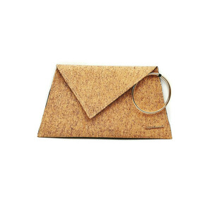 Χειροποίητη τσάντα φάκελος ασύμμετρη από φελλό, χρωμα φυσικού φελλού με χρυσόσκονη, διαστάσεις 34× 18 - φάκελοι, all day, φελλός, χειρός, βραδινές