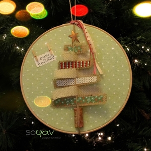 "Δέντρο με κορδέλες!" – Πράσινο τελάρο κεντήματος 27 εκ. με ανάγλυφο δέντρο, πολύχρωμες κορδέλες και Προσωποποίηση - ύφασμα, διακοσμητικά, χριστουγεννιάτικα δώρα, δέντρο, προσωποποιημένα - 3