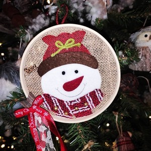 Κρεμαστό ξύλινο στεφάνι χιονάνθρωπος διακοσμημένο με κορδέλες - διάμετρος 15εκ. - στεφάνια, δώρο, κρεμαστά, χιονάνθρωπος, ξύλινα διακοσμητικά τοίχου - 2