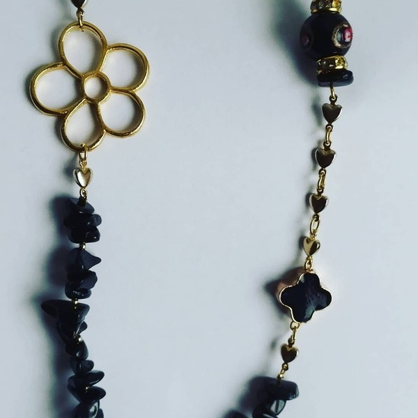 Κολιέ ημιπολύτιμες χειροποίητη αλυσίδα με μικρές μεταλλικές χρυσαφί καρδούλες - ημιπολύτιμες πέτρες, κοντά, λουλούδι