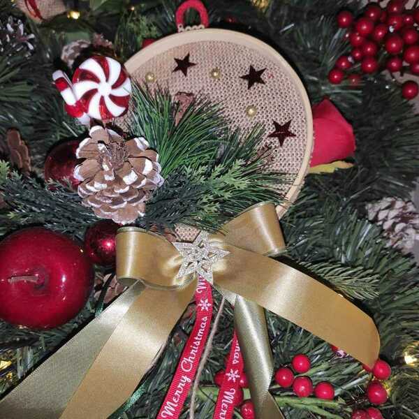 Κρεμαστό ξύλινο στεφάνι χριστουγεννιάτικο διακοσμημένο με κορδέλες - διάμετρος 15εκ - στεφάνια, δώρο, κρεμαστά, δασκάλα, ξύλινα διακοσμητικά τοίχου - 4