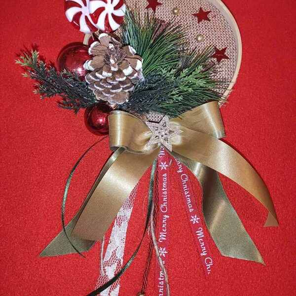 Κρεμαστό ξύλινο στεφάνι χριστουγεννιάτικο διακοσμημένο με κορδέλες - διάμετρος 15εκ - στεφάνια, δώρο, κρεμαστά, δασκάλα, ξύλινα διακοσμητικά τοίχου - 5