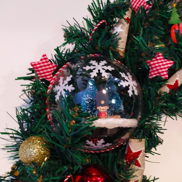 Χριστουγεννιάτικο στεφάνι στολισμένο με μπάλες plexiglass - ξύλο, στεφάνια, σπίτι, plexi glass, διακοσμητικά - 5