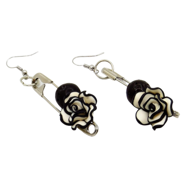 "Dark Rose" - Κρεμαστά σκουλαρίκια με λάβα και ασπρόμαυρα τριανταφυλλάκια - ημιπολύτιμες πέτρες, λουλούδι, κρεμαστά, γάντζος