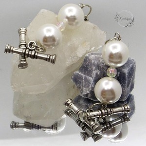 "Bride Rock" - Κρεμαστά σκουλαρίκια με λευκές πέρλες και μεταλλικά στοιχεία - ημιπολύτιμες πέτρες, μεταλλικά στοιχεία, κρεμαστά, πέρλες, γάντζος - 2