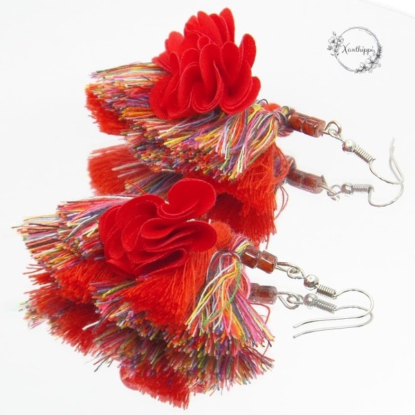 "Rainbow Red" - Κρεμαστά σκουλαρίκια με φούντες και υφασμάτινο λουλούδι - ύφασμα, με φούντες, λουλούδι, κρεμαστά, γάντζος - 3