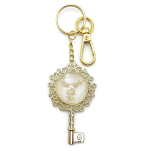 Χειροποίητο Μπρελόκ μεταλλικό χρυσό κλειδί 11,5 εκ. Υγρο γυαλί σε λευκό περλέ χρώμα και φύλλα χρυσού. - γούρια, αυτοκινήτου, σπιτιού, κλειδί, γυαλί