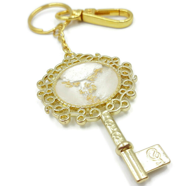Χειροποίητο Μπρελόκ μεταλλικό χρυσό κλειδί 11,5 εκ. Υγρο γυαλί σε λευκό περλέ χρώμα και φύλλα χρυσού. - γυαλί, κλειδί, γούρια, αυτοκινήτου, σπιτιού - 2