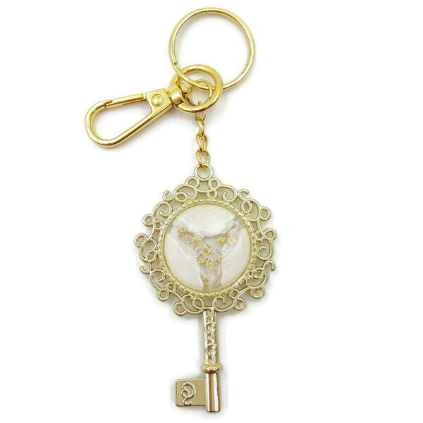 Χειροποίητο Μπρελόκ μεταλλικό χρυσό κλειδί 11,5 εκ. Υγρο γυαλί σε λευκό περλέ χρώμα και φύλλα χρυσού. - γυαλί, κλειδί, γούρια, αυτοκινήτου, σπιτιού - 4