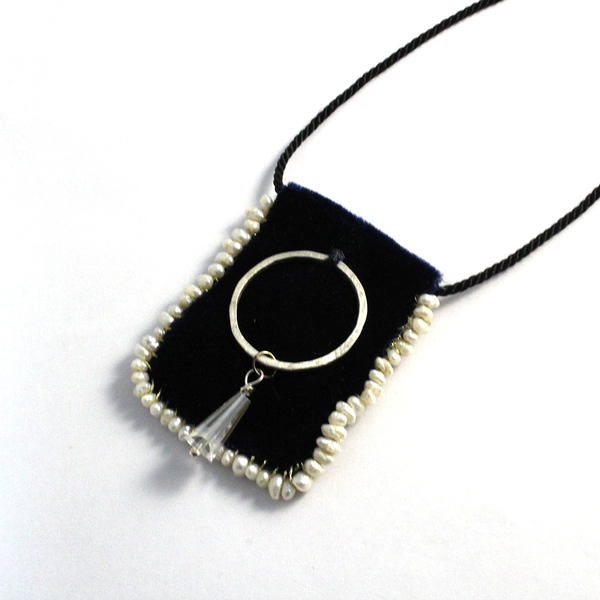 Κολιέ με μαργαριταράκια και ραμμένο ύφασμα σε μαύρο χρώμα - αλπακάς, μακραμέ, μακριά, boho, πέρλες - 2