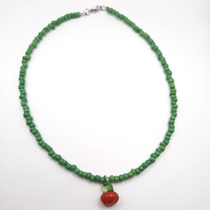 Κολιέ με πράσινες seed beads χάντρες και κόκκινο στοιχείο - γυαλί, χάντρες, κοντά
