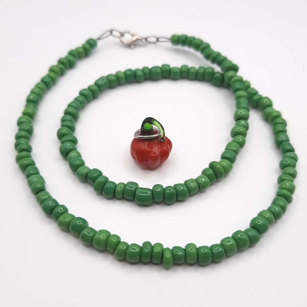 Κολιέ με πράσινες seed beads χάντρες και κόκκινο στοιχείο - γυαλί, χάντρες, κοντά - 2