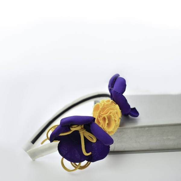Στέκα με μωβ και κίτρινα λουλούδια - ύφασμα, δώρο, λουλούδια, στέκες