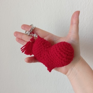 Χειροποίητο πλεκτό μπρελόκ κόκκινη 3D καρδιά με φουντάκι. - μαλλί, καρδιά, μπρελόκ, amigurumi, δώρα για γυναίκες - 3