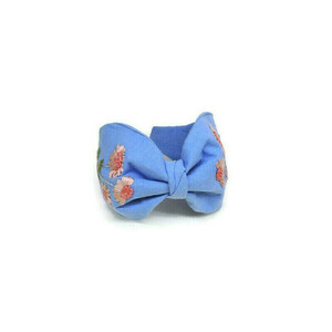 Χειροποίητη φλοράλ κεντημένη στο χέρι στέκα σε baby blue λινό ύφασμα / Handmade floral embroidery headband in baby blue linen cloth . - φλοράλ, headbands