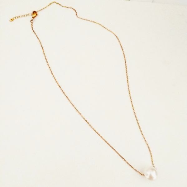 Χειροποίητο κοντό κολιέ με ατσάλινη αλυσίδα σε χρυσή η ασημί απόχρωση και ακρυλική πέρλα - charms, κοντά, ατσάλι, πέρλες, φθηνά - 4