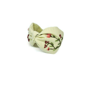 Χειροποίτη φλοράλ κεντημένη στο χέρι στέκα σε μπεζ λινό ύφασμα / Handmade floral embroidery headband in beige linen cloth . - φλοράλ, στέκες