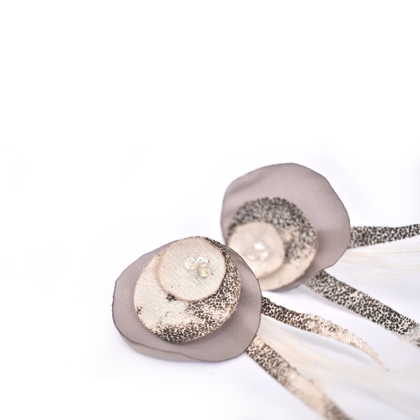 Μπεζ υφασμάτινα σκουλαρίκια με φτερά - ημιπολύτιμες πέτρες, swarovski, δώρο, must αξεσουάρ, καρφωτά - 3